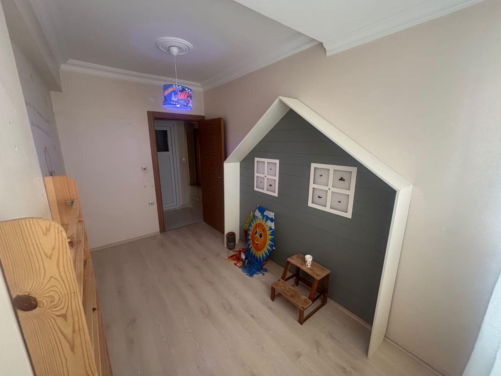 MABEL GAYRİMENKUL DEN SATILIK MERKEZİ KONUMDA 2+1 10 YILLIK BİNA